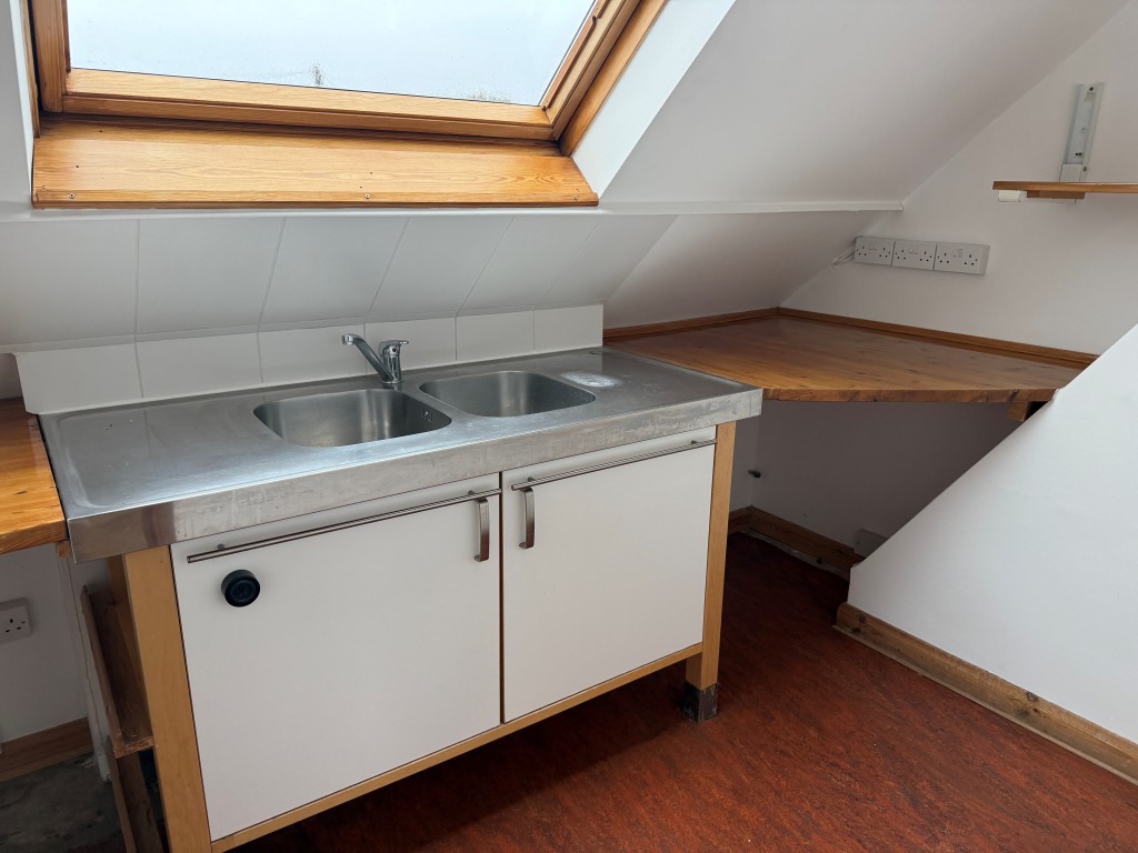 Lot: 36 - FORMER DOCTORS SURGERY WITH POTENTIAL FOR RESIDENTIAL CONVERSION - SF fitted kitchen with Velux window